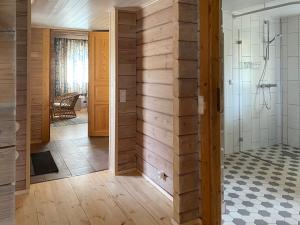 新考蓬基Fishing and holiday village Merikoivula的浴室设有带淋浴的木墙