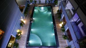 迪卡Ananya Hotel的两栋建筑之间游泳池的顶部景观