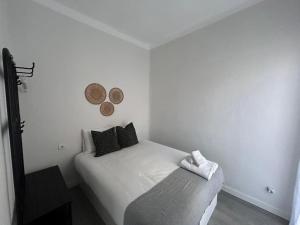 马德里Cosy flat Arganzuela - AC的一间小卧室,配有一张床和一面墙上的镜子