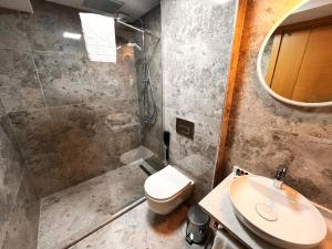 伊斯坦布尔Downtown Sirkeci Hotel的浴室配有卫生间、淋浴和盥洗盆。