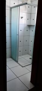 阿帕雷西达Pousada Parada Da Fé的一间带镜子和淋浴的浴室
