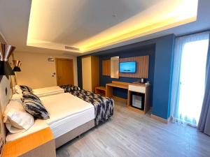 伊斯坦布尔Downtown Sirkeci Hotel的酒店客房设有两张床和电视。