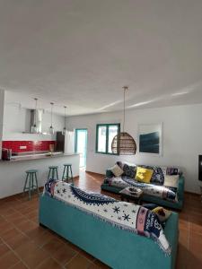 扎霍拉Villa Turquesa的一间带两张沙发的客厅和一间厨房