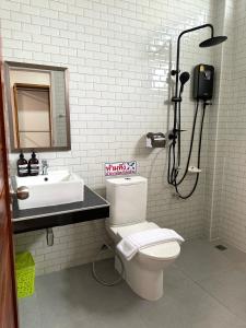 Sekaบ้านกานดา的一间带卫生间和水槽的浴室