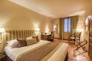 蒙彼利埃阿拉贡酒店的配有一张床和一张书桌的酒店客房