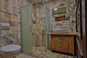 格雷梅Feel Cappadocia Stone House的石质浴室设有卫生间和水槽