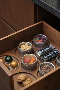 魁北克市卡普钻石酒店的装满不同种类食物的木箱