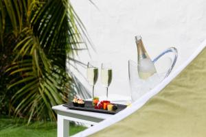 美洲海滩特内里费岛HD布拉格克里斯托巴尔酒店的一张桌子,上面放着两杯酒和一瓶葡萄酒