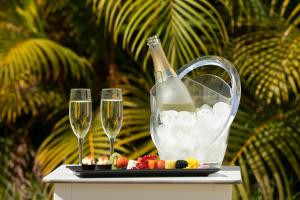 美洲海滩特内里费岛HD布拉格克里斯托巴尔酒店的一瓶香槟和一张桌子上的两杯酒