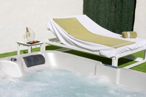 美洲海滩特内里费岛HD布拉格克里斯托巴尔酒店的一张床和一个浴缸,床和床