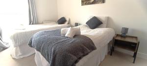 克劳利2 Bed Crawley Apt - Near Gatwick的一间卧室配有两张带枕头的床。
