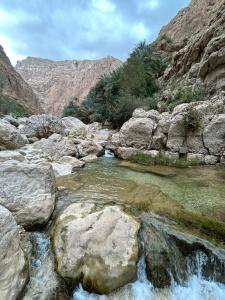 苏尔Atlas Wadi Shab的山中河流,有岩石和水