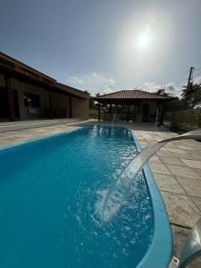 Casa aconchegante em Guadalupe/PE内部或周边的泳池