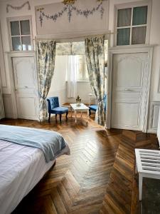 Vieille-Brioude圣文森特冬宫住宿加早餐旅馆的一间卧室配有一张床、一把椅子和一张桌子