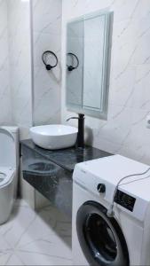 巴统Almare Batumi的一间带洗衣机和水槽的浴室