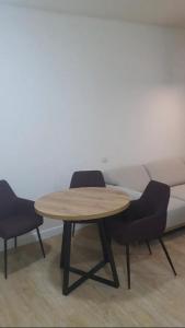 巴统Almare Batumi的一张桌子和两把椅子在沙发前