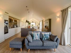 东伊尔斯利Gallops的一间带蓝色沙发的客厅和一间厨房