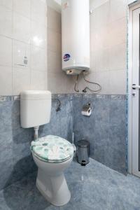 里巴里卡Вили Тихия Кът的一间带卫生间和水箱的浴室