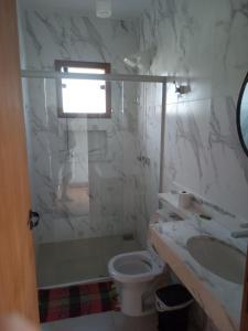 圣安娜杜里亚舒Pousada Quatro Estações的带淋浴、卫生间和盥洗盆的浴室
