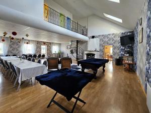 Vestiena苏博拉喀斯特旅馆的一间带桌椅和壁炉的用餐室