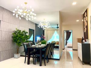 古晋Eden Height Cozy & Spacious Condominiums in City of Kuching的一间用餐室,配有黑色的桌子和椅子