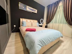 古晋Eden Height Cozy & Spacious Condominiums in City of Kuching的一间带床的卧室,位于带窗帘的房间