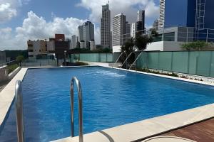 若昂佩索阿Atlantis Cabo Branco by Allmare Apartamentos的一座城市天际线建筑的顶部游泳池