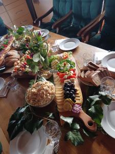 索克莱克Chata Santa Claus - Rudolf GÓRY SOWIE的一张桌子,上面放着许多不同类型的食物