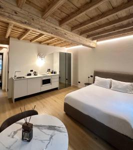 库尼奥La Dimora del Brocante的一间带大床的卧室和一间厨房
