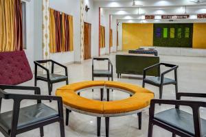 PhundardihHotel Welcome Sri Vip Road Raipur的配有桌椅的房间