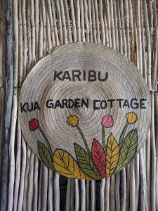 Utendekua garden cottage的竹墙边的标志