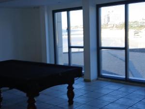 荷兹利亚Marina towers的两扇窗户前设有钢琴的房间
