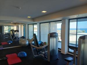荷兹利亚Marina towers的一间健身房,内设有氧运动器材