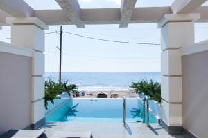 阿齐欧斯·贡多斯Agios Gordios Beach Resort的海滩景公寓 - 带游泳池