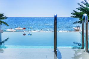 阿齐欧斯·贡多斯Agios Gordios Beach Resort的一座背景海洋的游泳池