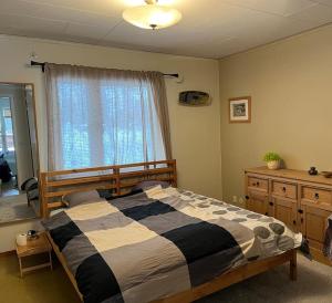NorsjöVrijstaand huis in Västerbotten的一间卧室设有一张大床和一个窗户。