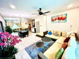 古晋Eden Height Cozy & Spacious Condominiums in City of Kuching的客厅配有沙发和桌子