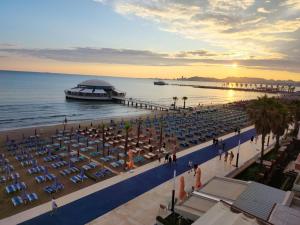 都拉斯Hotel Maren Durres的享有带椅子和码头的海滩美景