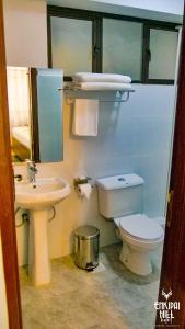 NarokEnkipai Hill Hotel的一间带卫生间和水槽的浴室
