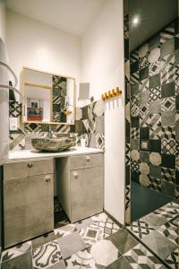 GrazacLe Dôme et son jacuzzi的一间带水槽和镜子的浴室
