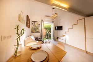 胡安莱潘06Y1 - Beautiful modern T2 with terrace Juan-les-Pins的客厅配有桌子和沙发