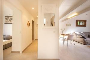 胡安莱潘06Y1 - Beautiful modern T2 with terrace Juan-les-Pins的一间卧室和一间带一张床及一张桌子的客厅