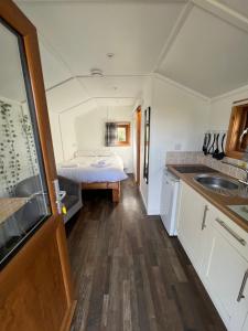 波特里Isle Of Skye Camping Pods的一间带床和水槽的小厨房