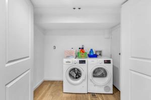 布鲁克林Stylish 2BR Loft - Carroll Gardens - Prime area的白色洗衣房配有洗衣机和烘干机