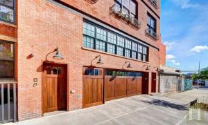 布鲁克林Stylish 2BR Loft - Carroll Gardens - Prime area的砖砌建筑,设有两套车库门