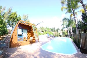 拉戈斯Fazenda Viegas的游泳池旁的小房子