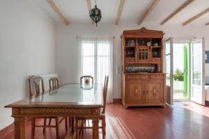 皮索利瓦迪Villa Armonia的一间带桌子和木柜的用餐室