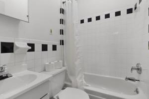 纽约Cozy 1BR in the Upper East Side的白色的浴室设有卫生间和水槽。