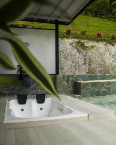 马尼萨莱斯Zoi Eco Hotel的庭院顶部的白色浴缸