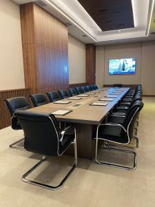 贝尔格莱德萨沃伊城市酒店的大型会议室,配有长桌子和椅子